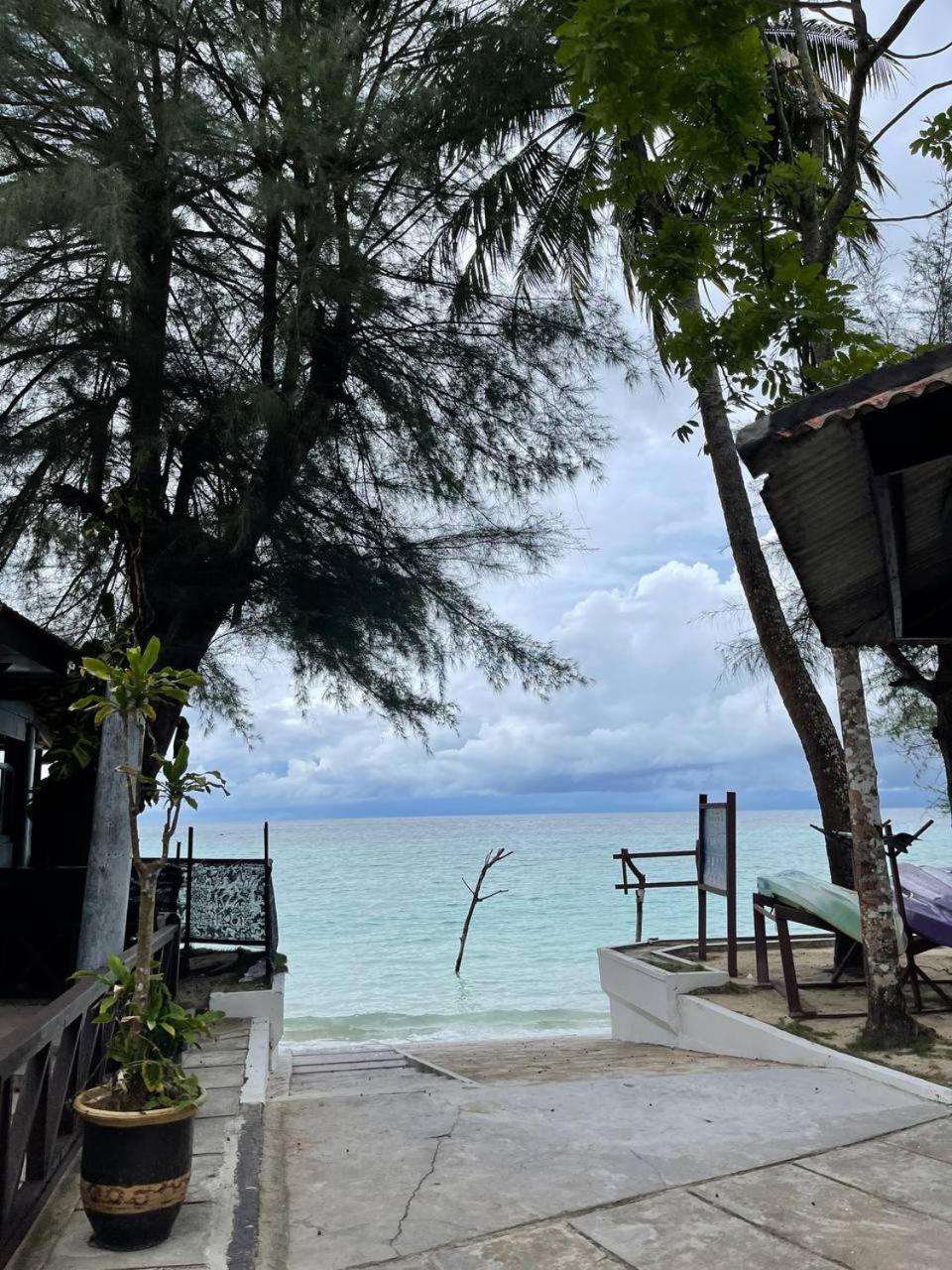 Beach Resort - Arwana Perhentian Besar Kampung Kuala Besut Exterior foto